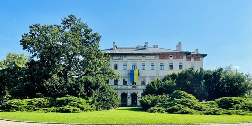 Grbe's park, with a villa, is in the middle of the popular Havlicek Orchards with a network of paths and many romantic walks, with a beautiful view of the outskirts of Prague.