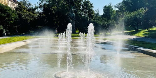 A park with a playground and a beautiful fountain in the Vinohrady area of Prague, bordered by Vinohradska, Sumavska, Slezska and U Vodarny streets. The area of the orchards is about 5.7 acres.  It is close to the JZP and Peace Square metro stations and tram stops.