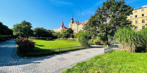 Near the orchards is the tower of the Vinohrady Waterworks, the building of the Vinohrady Hus Choir, and the Kladska Primary School. The park is bisected by Dykova Street; the northern part is flat, with benches and a water feature, while the southern part slopes downward from Dykova Street and has a restaurant with a garden.
