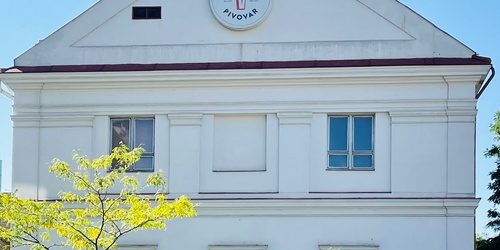 This is located at the corner of Libicka and Korunni streets. Due to the location of the apartment, it is the closest restaurant. The brewery brews its own beer and regularly hosts concerts.